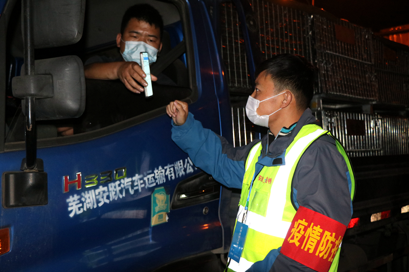 新一輪疫情發(fā)生后，安徽路橋迅速行動(dòng)，組織全體職工和勞務(wù)工人進(jìn)行全員核算檢測，筑牢疫情防控第一道防線。此外，還積極投身屬地疫情防控，踐行國企擔(dān)當(dāng)。